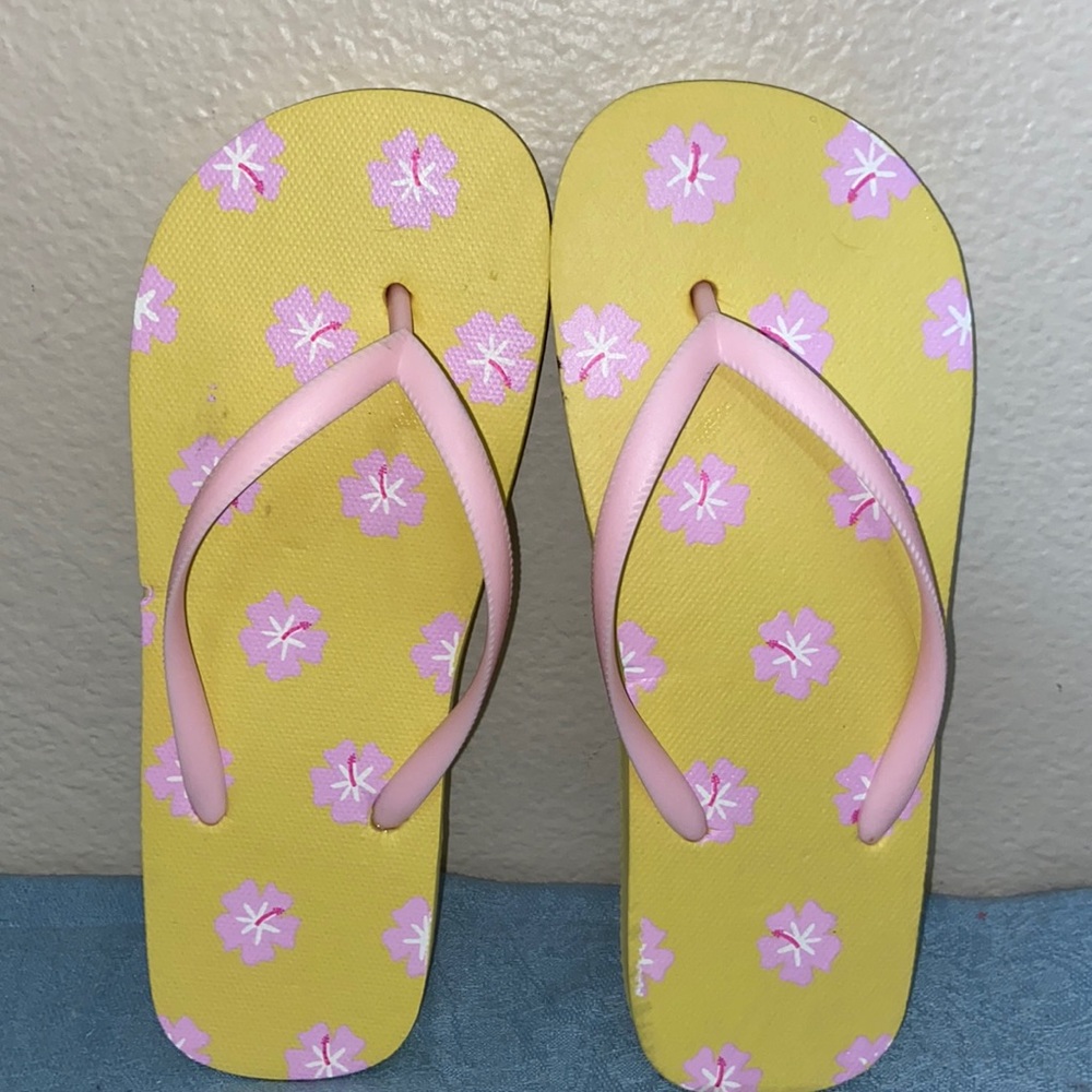 😊FREE😊W/$15 Purchas - Summer flip flops - yellow w/pink hibiscus flowers